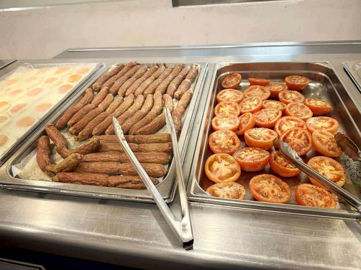 Big breakfast-sausages, eggs and grilled tomatoes